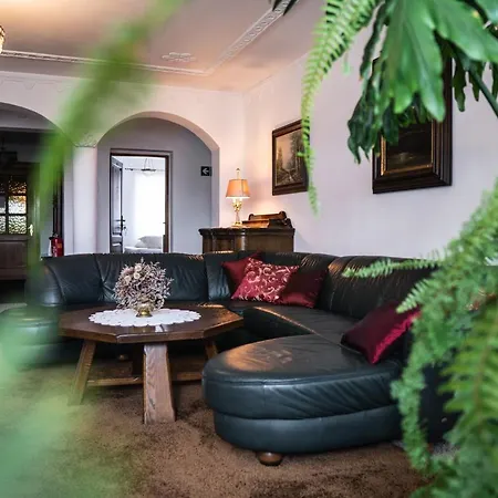 I Goscinne Salon Z Kominkiem Dworek Niespodzianka Z Duzym Ogrodem Quarto em Acomodações Particulares