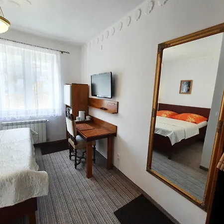 I Goscinne Salon Z Kominkiem Dworek Niespodzianka Z Duzym Ogrodem Quarto em Acomodações Particulares