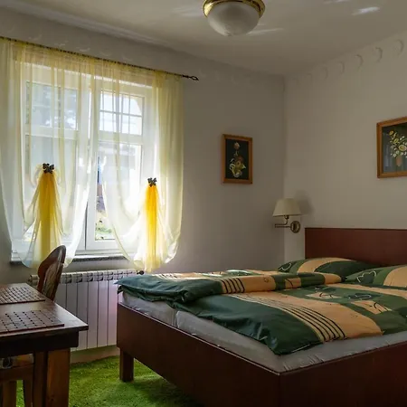 I Goscinne Salon Z Kominkiem Dworek Niespodzianka Z Duzym Ogrodem Szklarska Poręba