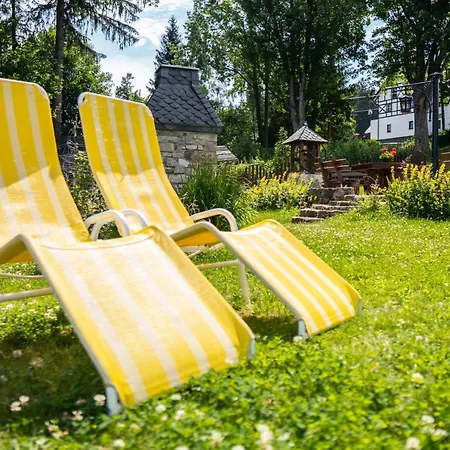 I Goscinne Salon Z Kominkiem Dworek Niespodzianka Z Duzym Ogrodem Szklarska Poręba