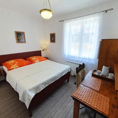 I Goscinne Salon Z Kominkiem Dworek Niespodzianka Z Duzym Ogrodem *